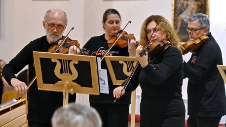 První adventní neděle s Komorními smyčci Lidové konzervatoře