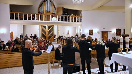 První adventní neděle s Komorními smyčci Lidové konzervatoře