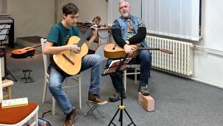 Kytarový koncert žáků ze třídy Vladislava Petráška